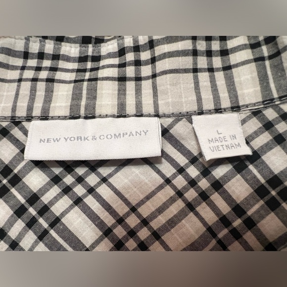 NEW YORK & COMPANY  -  WOMEN’S 3/4 ROLL TAB SHIRT WITH FLAP POCKETS. - Picture 4 of 4